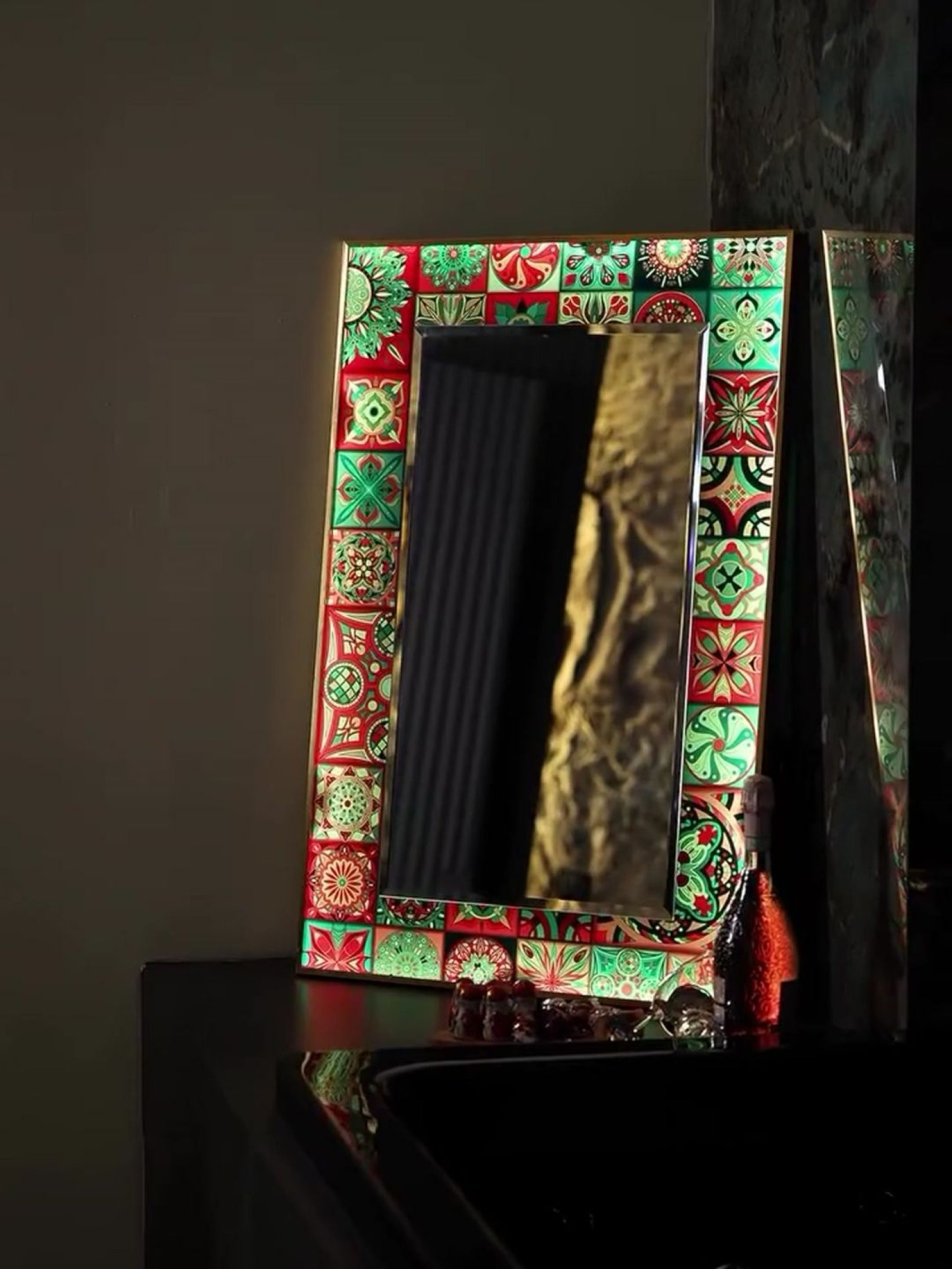 Desenli LED Işıklı Ayna